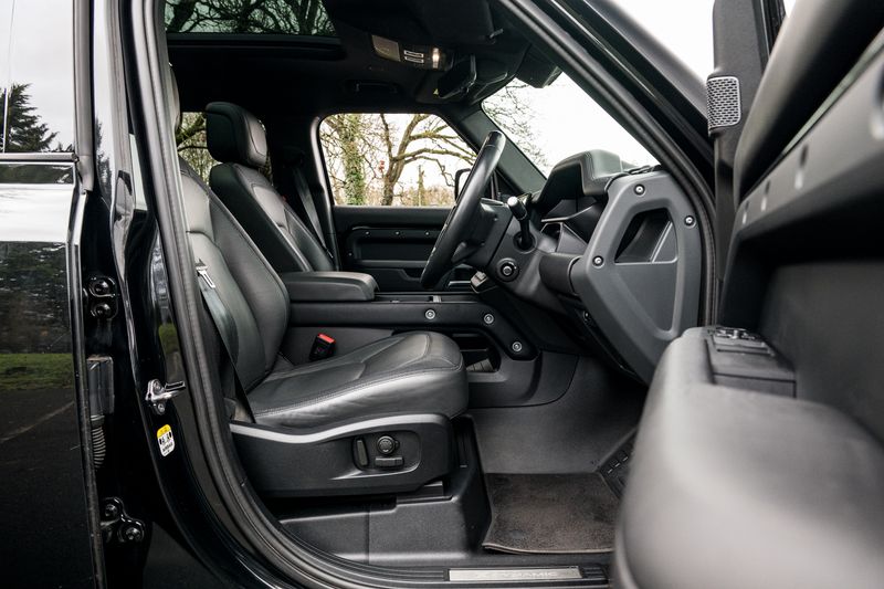 Land Rover Defender 110 D300 MHEV X-Dynamic HSE (7 Seats)