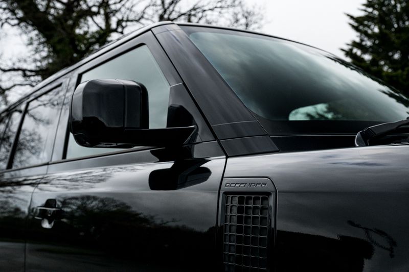 Land Rover Defender 110 D300 MHEV X-Dynamic HSE (7 Seats)