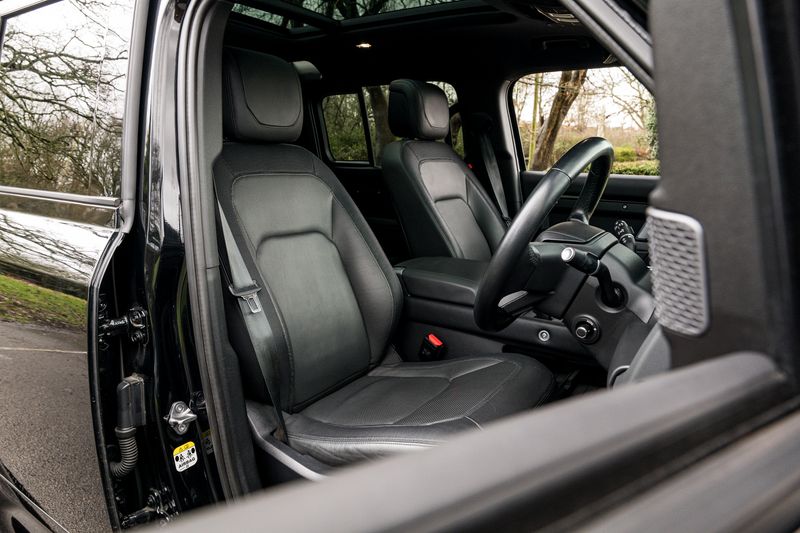 Land Rover Defender 110 D300 MHEV X-Dynamic HSE (7 Seats)