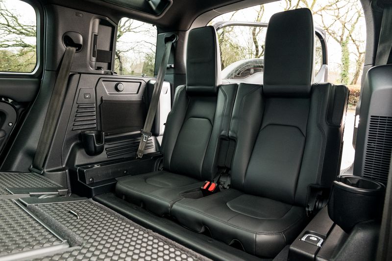 Land Rover Defender 110 D300 MHEV X-Dynamic HSE (7 Seats)