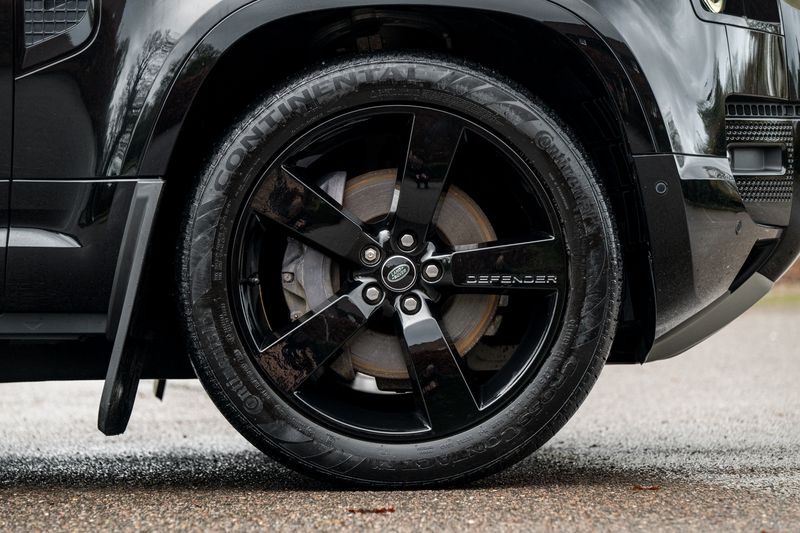 Land Rover Defender 110 D300 MHEV X-Dynamic HSE (7 Seats)