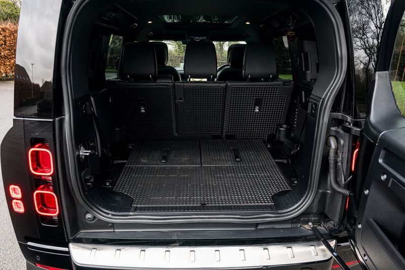 Land Rover Defender 110 D300 MHEV X-Dynamic HSE (7 Seats)