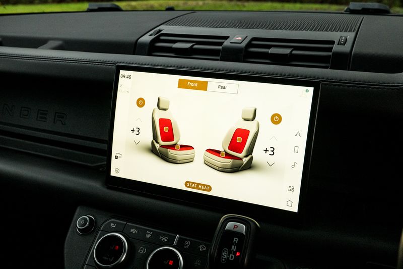 Land Rover Defender 110 D300 MHEV X-Dynamic HSE (7 Seats)