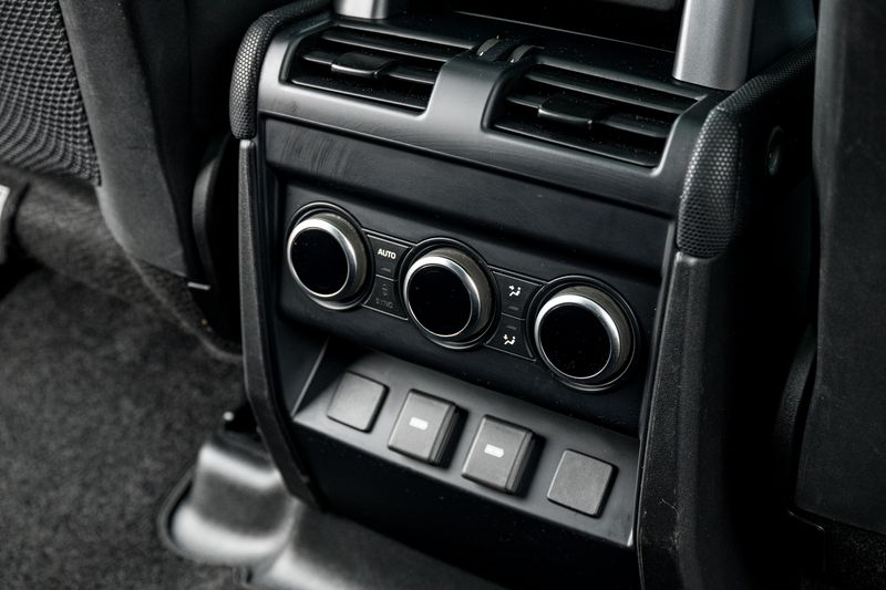 Land Rover Defender 110 D300 MHEV X-Dynamic HSE (7 Seats)