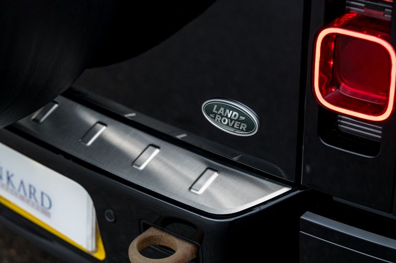 Land Rover Defender 110 D300 MHEV X-Dynamic HSE (7 Seats)