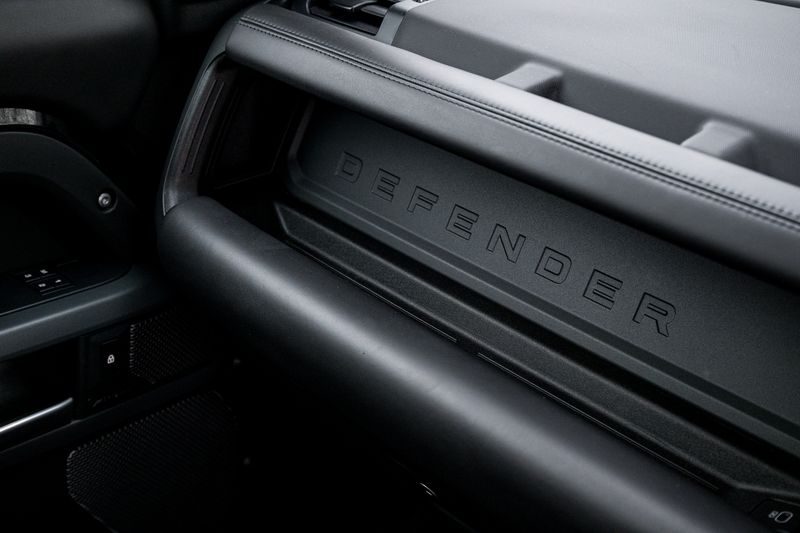 Land Rover Defender 110 D300 MHEV X-Dynamic HSE (7 Seats)