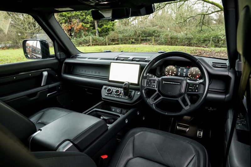 Land Rover Defender 110 D300 MHEV X-Dynamic HSE (7 Seats)