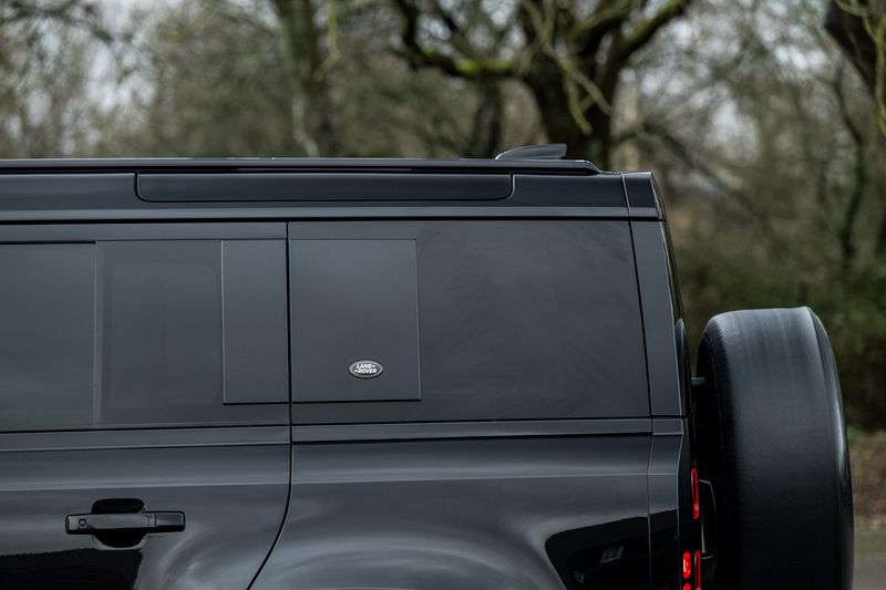 Land Rover Defender 110 D300 MHEV X-Dynamic HSE (7 Seats)