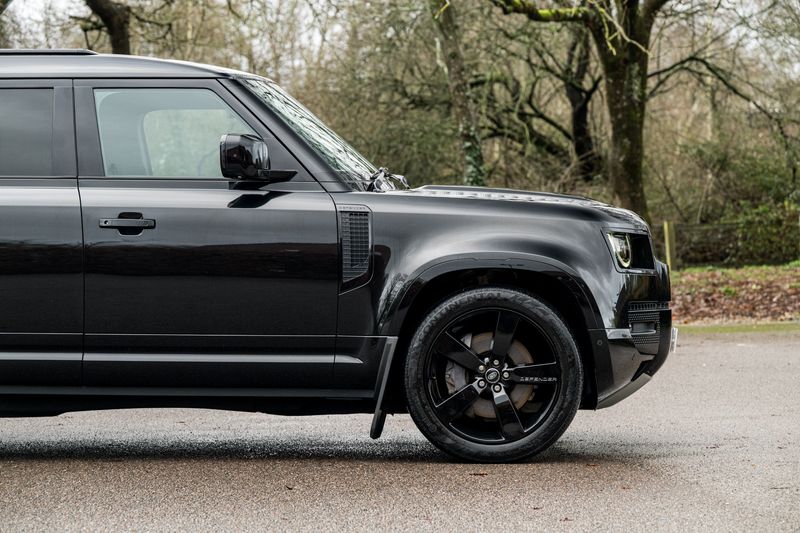 Land Rover Defender 110 D300 MHEV X-Dynamic HSE (7 Seats)