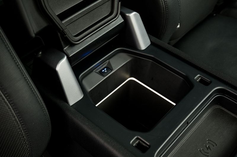 Land Rover Defender 110 D300 MHEV X-Dynamic HSE (7 Seats)