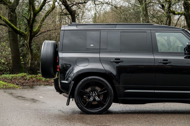 Land Rover Defender 110 D300 MHEV X-Dynamic HSE (7 Seats)