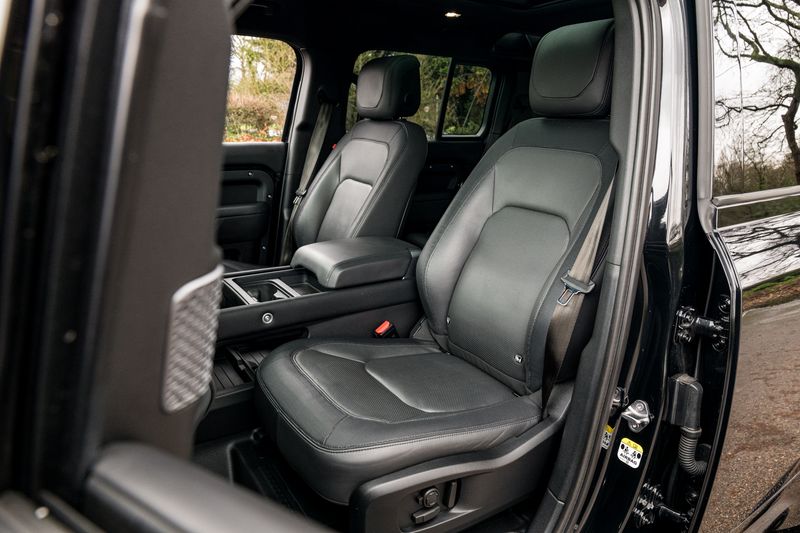 Land Rover Defender 110 D300 MHEV X-Dynamic HSE (7 Seats)