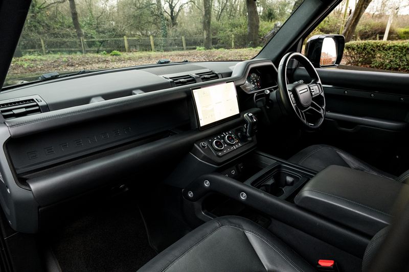 Land Rover Defender 110 D300 MHEV X-Dynamic HSE (7 Seats)