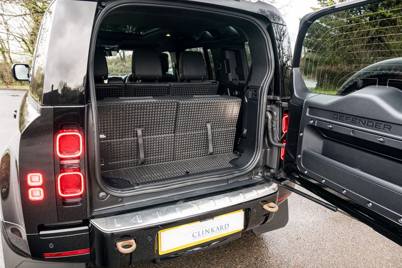 Land Rover Defender 110 D300 MHEV X-Dynamic HSE (7 Seats)