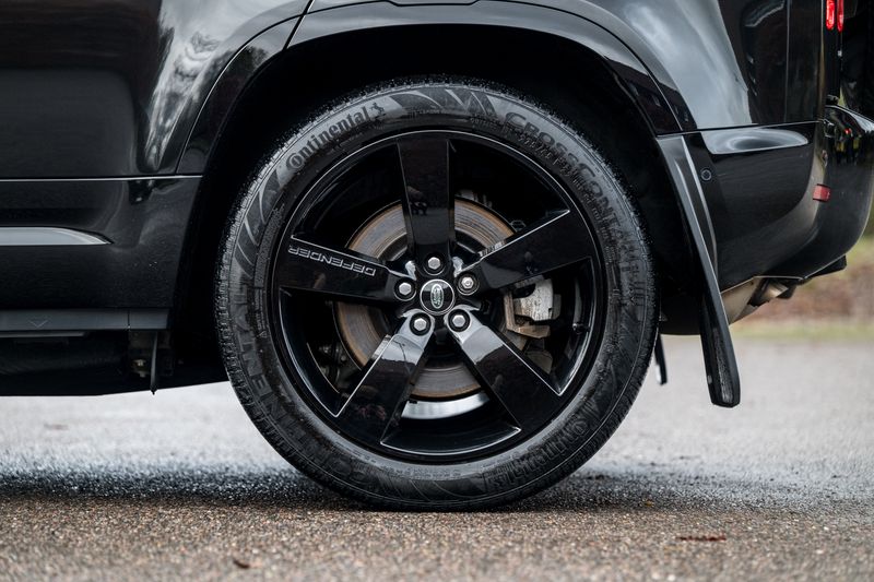 Land Rover Defender 110 D300 MHEV X-Dynamic HSE (7 Seats)