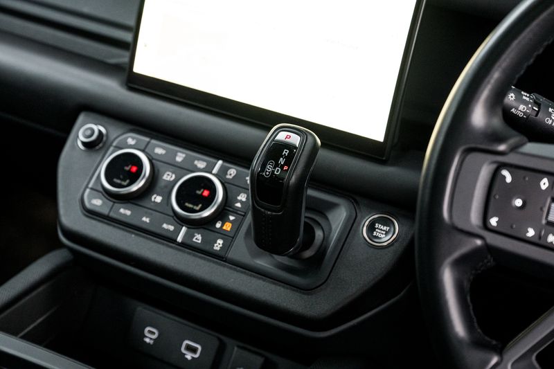 Land Rover Defender 110 D300 MHEV X-Dynamic HSE (7 Seats)