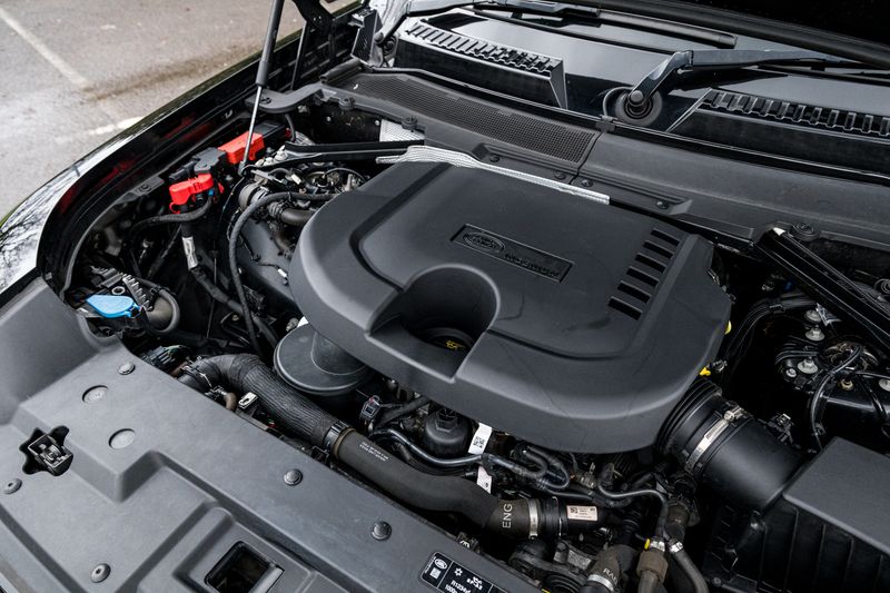 Land Rover Defender 110 D300 MHEV X-Dynamic HSE (7 Seats)