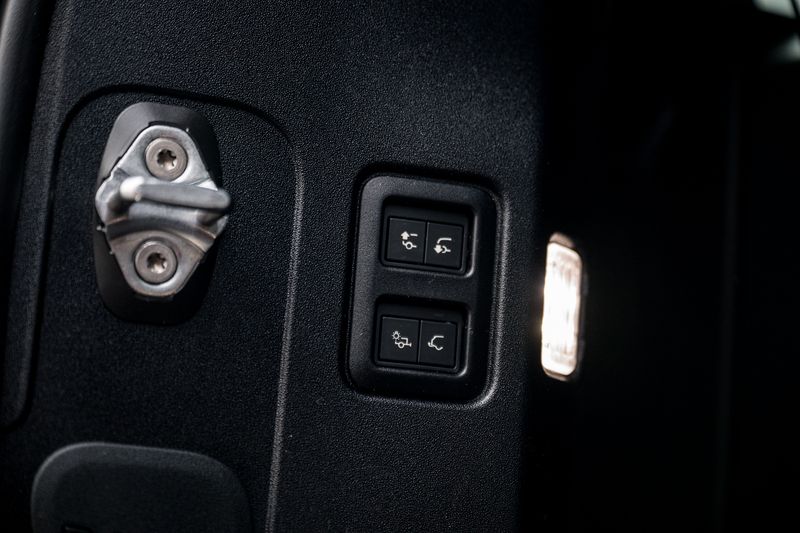 Land Rover Defender 110 D300 MHEV X-Dynamic HSE (7 Seats)