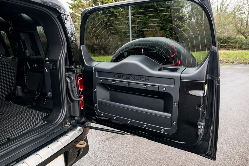 Land Rover Defender 110 D300 MHEV X-Dynamic HSE (7 Seats)