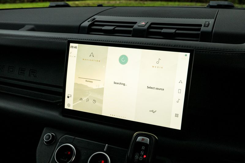 Land Rover Defender 110 D300 MHEV X-Dynamic HSE (7 Seats)