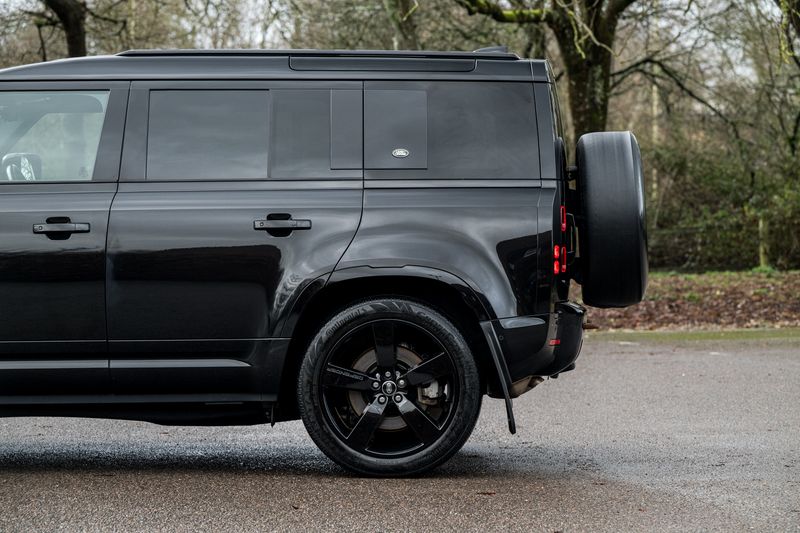 Land Rover Defender 110 D300 MHEV X-Dynamic HSE (7 Seats)