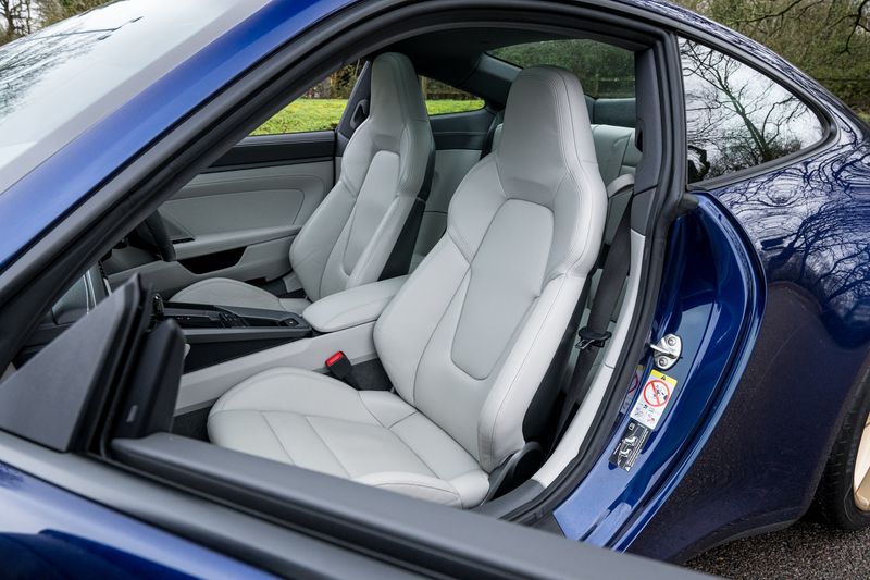 Porsche 911 (992)  Carrera PDK