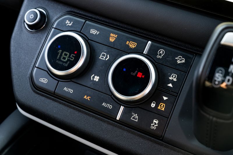 Land Rover Defender 110 D300 MHEV X-Dynamic HSE (7 Seats)