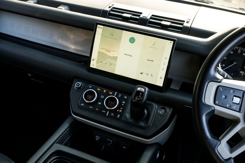 Land Rover Defender 110 D300 MHEV X-Dynamic HSE (7 Seats)