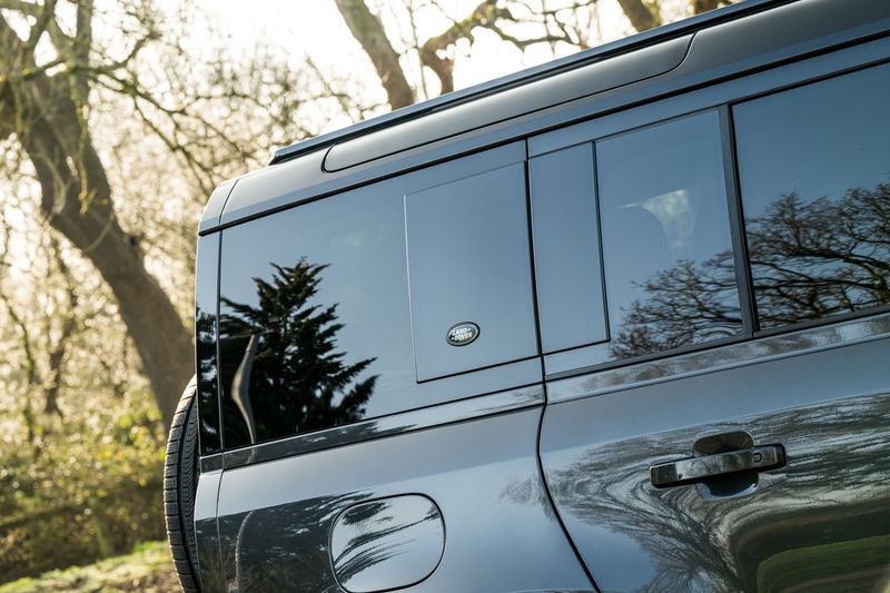 Land Rover Defender 110 D300 MHEV X-Dynamic HSE (7 Seats)