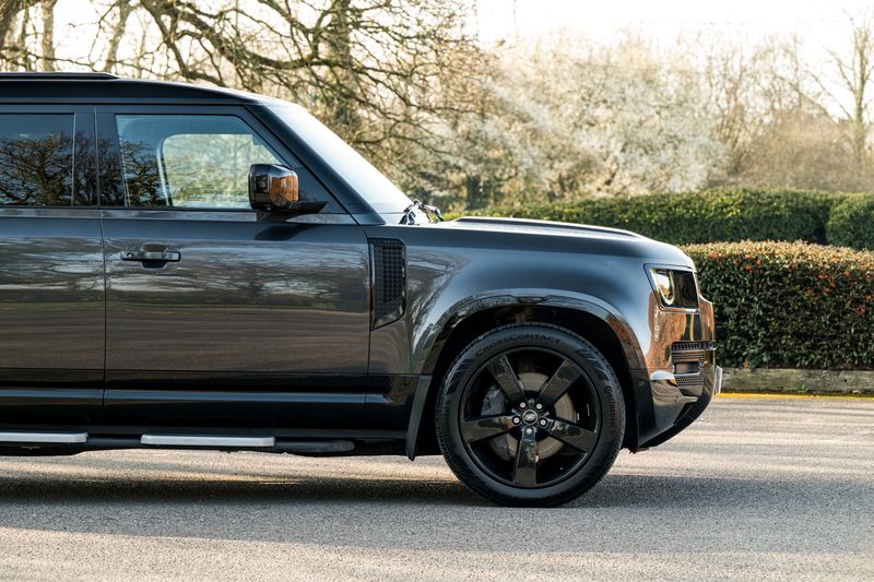 Land Rover Defender 110 D300 MHEV X-Dynamic HSE (7 Seats)