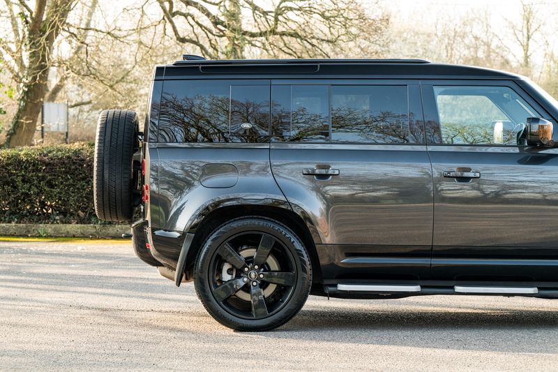Land Rover Defender 110 D300 MHEV X-Dynamic HSE (7 Seats)