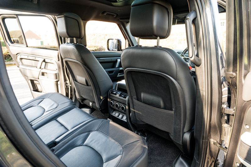 Land Rover Defender 110 D300 MHEV X-Dynamic HSE (7 Seats)