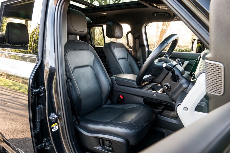 Land Rover Defender 110 D300 MHEV X-Dynamic HSE (7 Seats)
