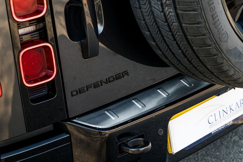 Land Rover Defender 110 D300 MHEV X-Dynamic HSE (7 Seats)