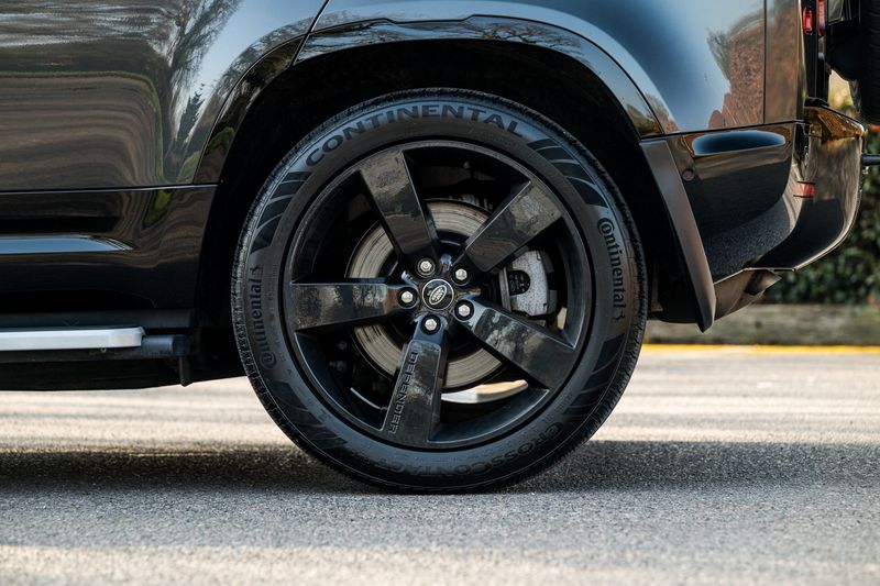 Land Rover Defender 110 D300 MHEV X-Dynamic HSE (7 Seats)