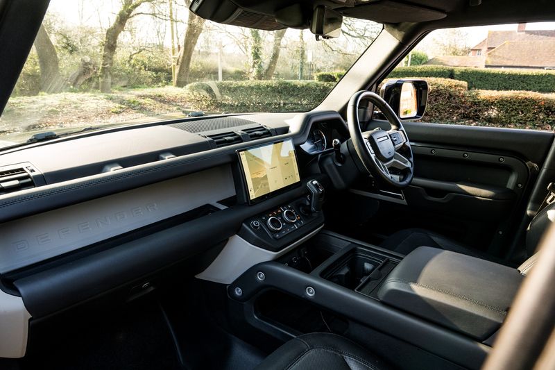 Land Rover Defender 110 D300 MHEV X-Dynamic HSE (7 Seats)