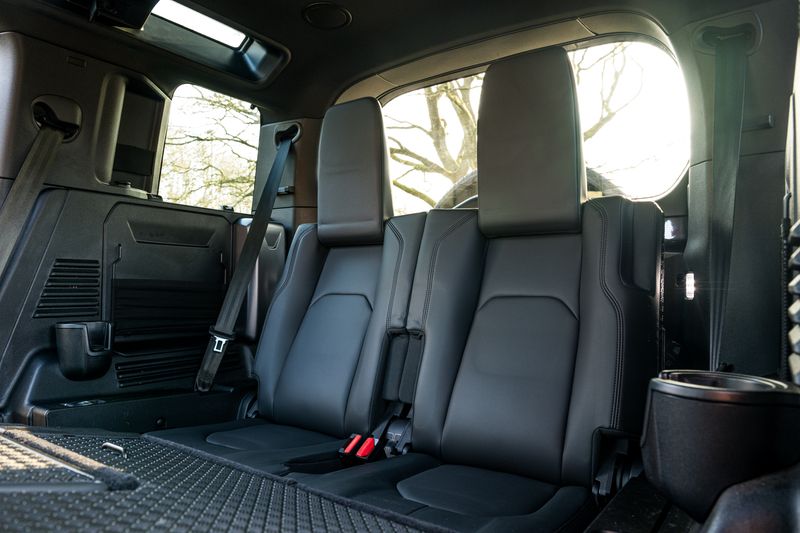 Land Rover Defender 110 D300 MHEV X-Dynamic HSE (7 Seats)