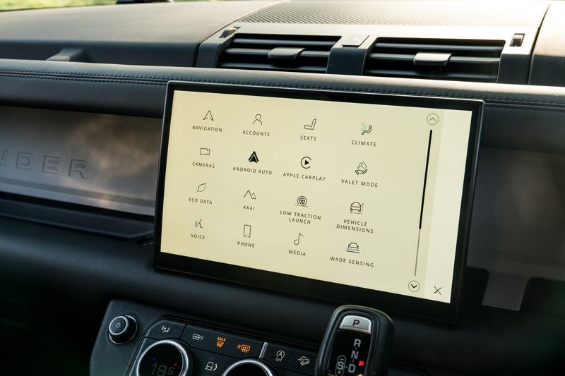 Land Rover Defender 110 D300 MHEV X-Dynamic HSE (7 Seats)