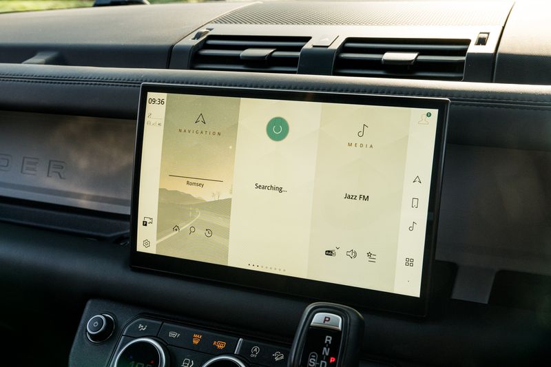 Land Rover Defender 110 D300 MHEV X-Dynamic HSE (7 Seats)