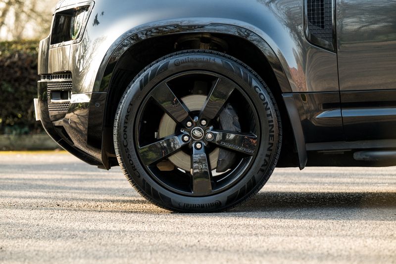 Land Rover Defender 110 D300 MHEV X-Dynamic HSE (7 Seats)