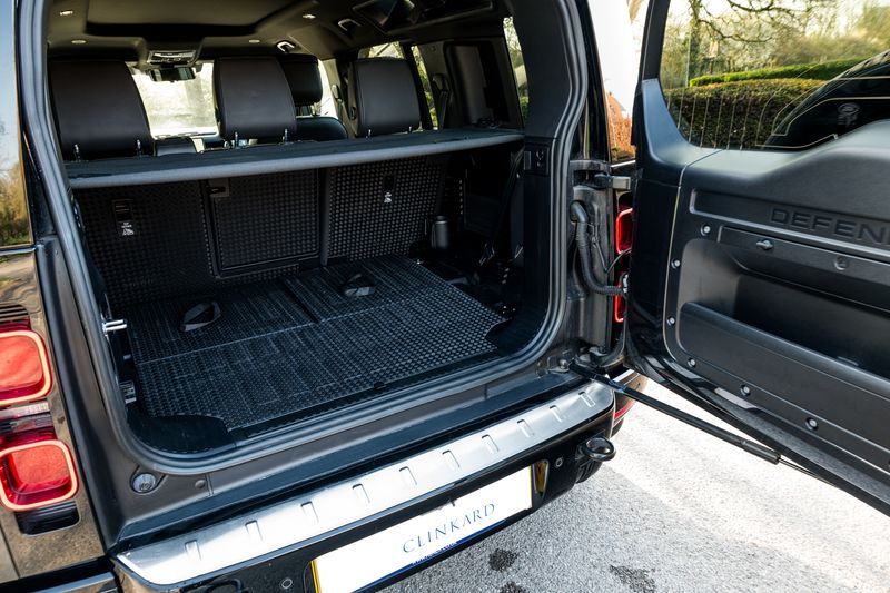 Land Rover Defender 110 D300 MHEV X-Dynamic HSE (7 Seats)