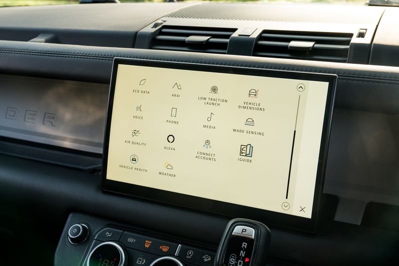 Land Rover Defender 110 D300 MHEV X-Dynamic HSE (7 Seats)