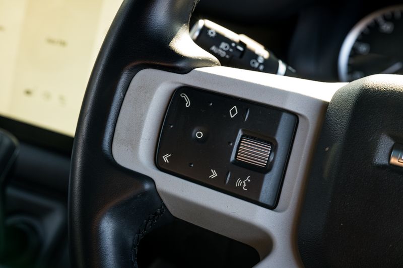 Land Rover Defender 110 D300 MHEV X-Dynamic HSE (7 Seats)