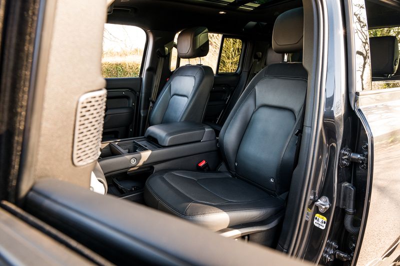 Land Rover Defender 110 D300 MHEV X-Dynamic HSE (7 Seats)