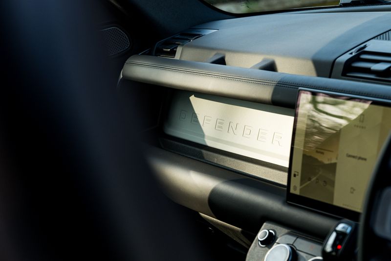 Land Rover Defender 110 D300 MHEV X-Dynamic HSE (7 Seats)