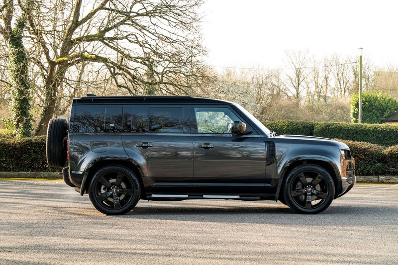 Land Rover Defender 110 D300 MHEV X-Dynamic HSE (7 Seats)