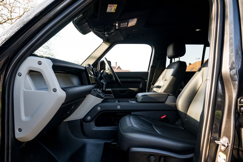 Land Rover Defender 110 D300 MHEV X-Dynamic HSE (7 Seats)