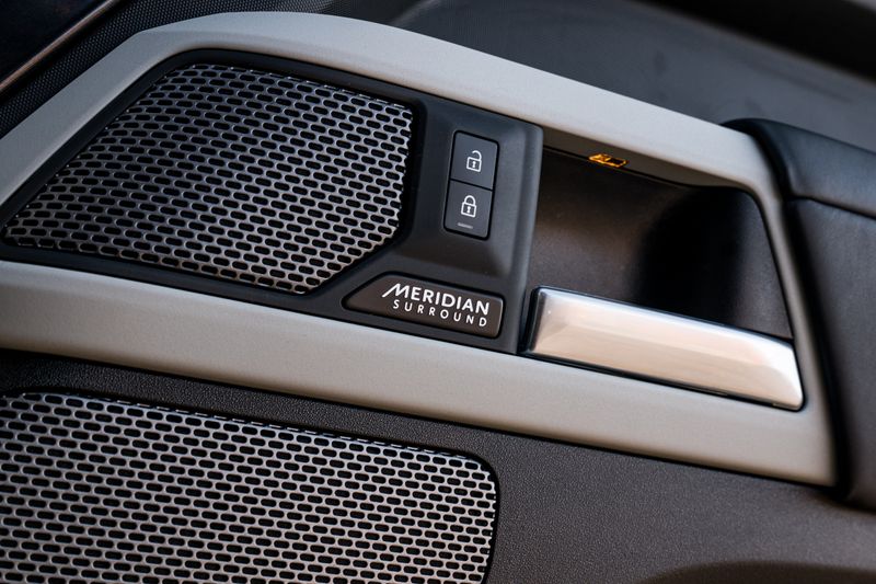 Land Rover Defender 110 D300 MHEV X-Dynamic HSE (7 Seats)