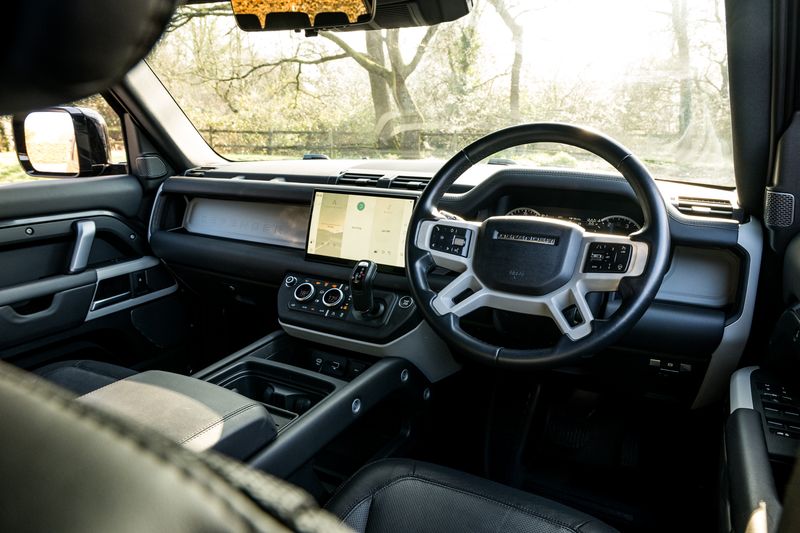 Land Rover Defender 110 D300 MHEV X-Dynamic HSE (7 Seats)