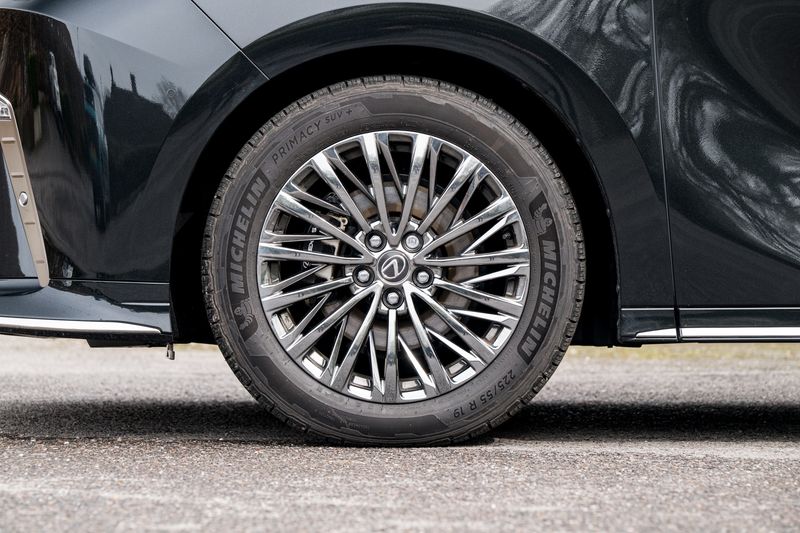 Lexus LM 2.5 350h E-CVT AWD 7 Seat *VAT QUALIFYING*